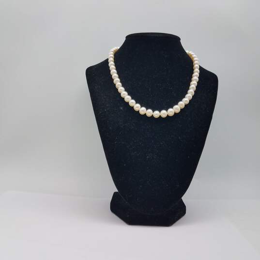 14k Gold FW Pearl Knotted 8mm Pearl 15 Inch Necklace 29.1g image number 8
