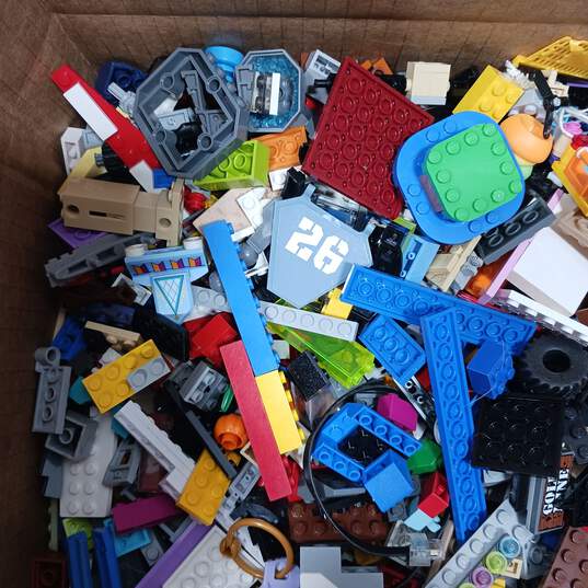9.5lb Lot of Assorted Lego Building Bricks and Pieces image number 2