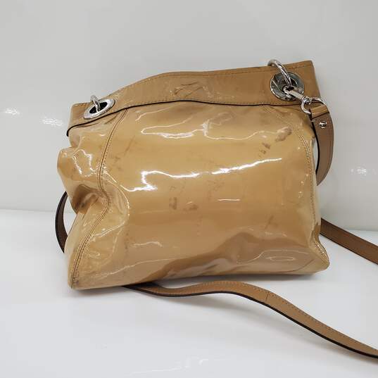 Vintage Coach Tan Caramel Pleated Patent Leather Crossbody Bag AUTHENTICATED image number 3