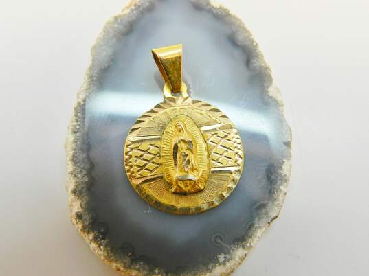 14K Yellow Gold Mother Mary Pendant Medallion 1.4g image number 1