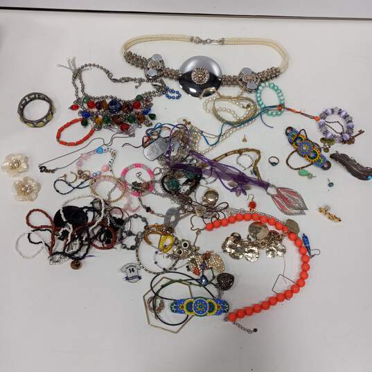 8.5lb Bundle of Various Costume Jewelry image number 5