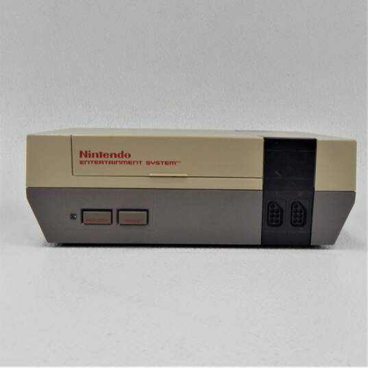Nintendo NES w/6 Games Ghosts 'n Goblins image number 3