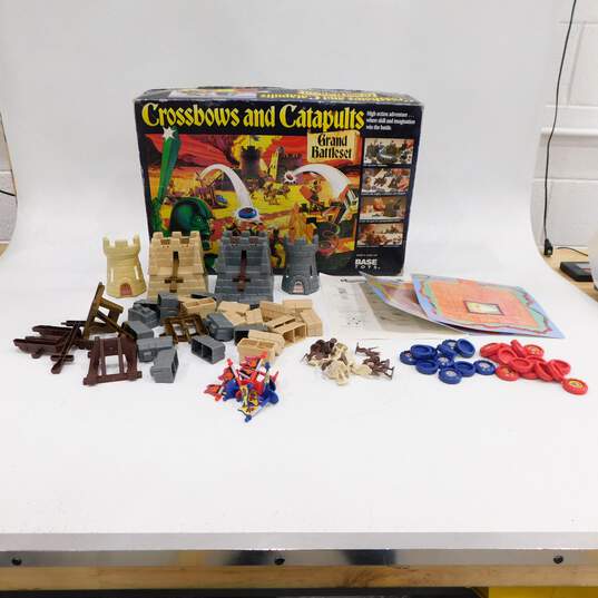 Vintage Crossbows and Catapults Grand Battleset Board Game Base Toys image number 1