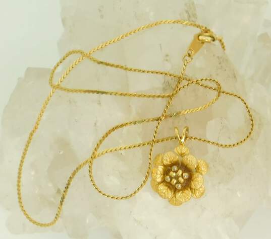Vintage Crown Trifari Gold Tone Flower Pendant Necklace 3.3g image number 3