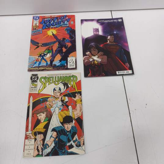 Lot of 9 Assorted DC Comic Books image number 3