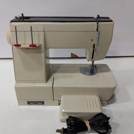 Montgomery Wards UHT J 1980 Sewing Machine with Pedal image number 2