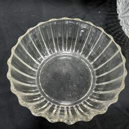 Set of 3 vintage Glass Serving Bowls alternative image