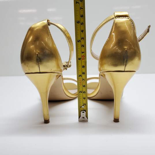 WOMEN'S STEVE MADDEN 'SILLLY' GOLD PATENT LEATHER HEELS SIZE 9M image number 4