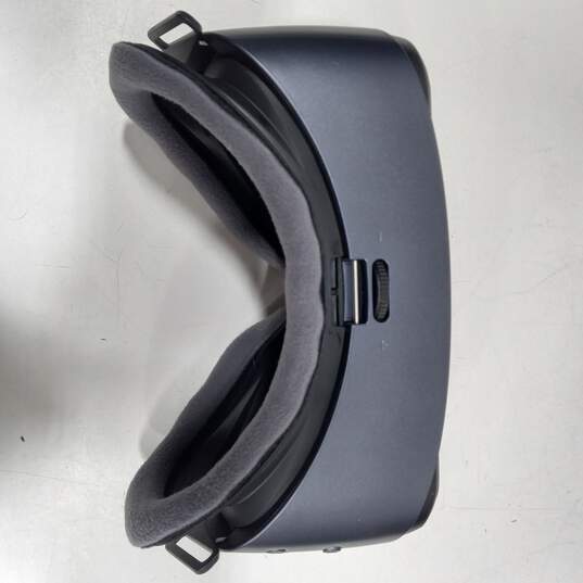 Samsung Gear VR w/ Controller In Box image number 7