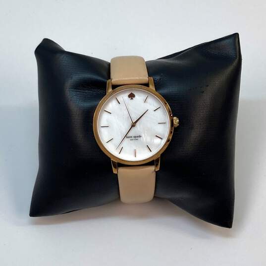 Designer Kate Spade New York KSW1403 White Analog Round Dial Quartz Wristwatch image number 1