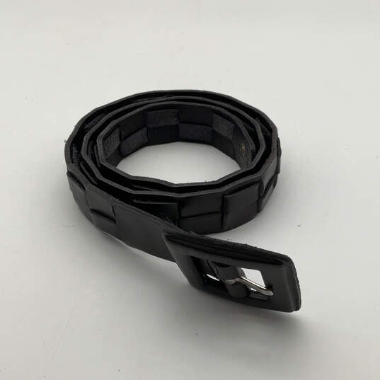 Mens Black Leather Textured Regular Fit Stylish Buckle Adjustable Belt image number 1