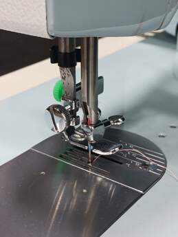 SeamMaster Sewing Machine in Case alternative image
