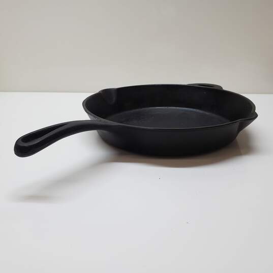 Camp Chef Lewis & Clark Pre Seasoned 12in Cast Iron Skillet Pan image number 2