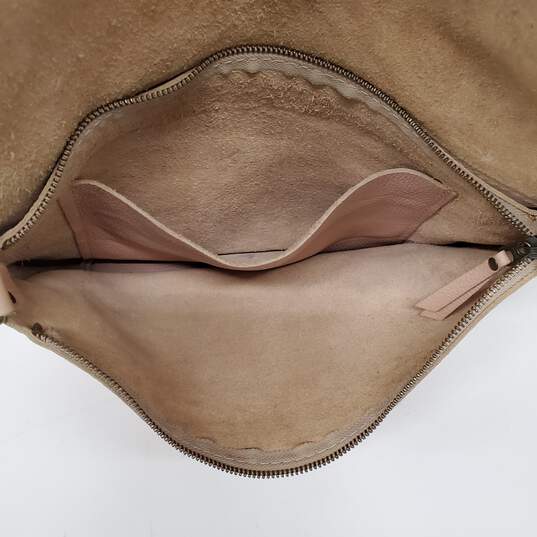 Calma Handcrafted Beige Pebblestone Leather Crossbody Bag image number 3