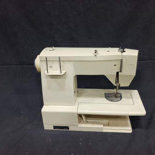 Montgomery Ward Sewing Machine Model UHT-J1942 image number 4