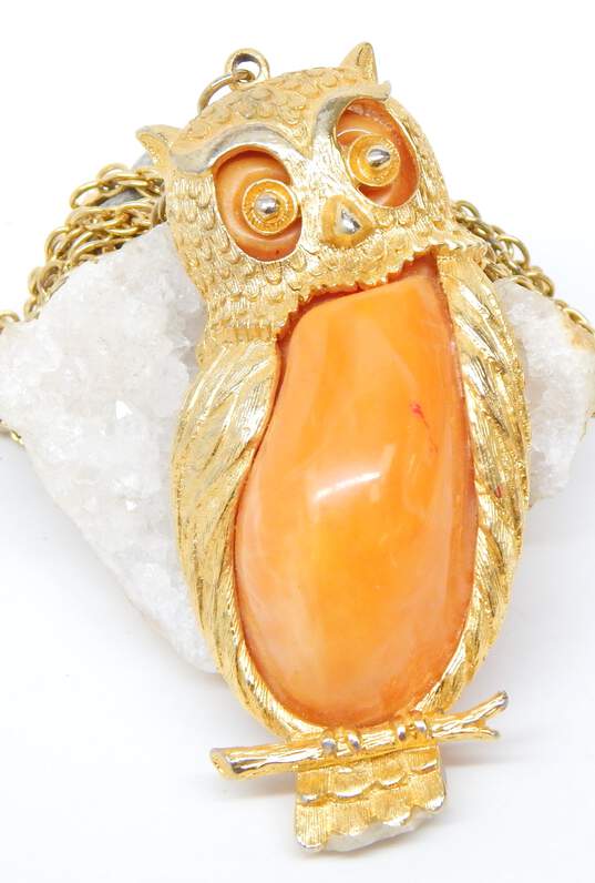 VNTG Marbled Lucite Jelly Belly Gold Tone Owl Pendant Necklace 69.1g image number 3