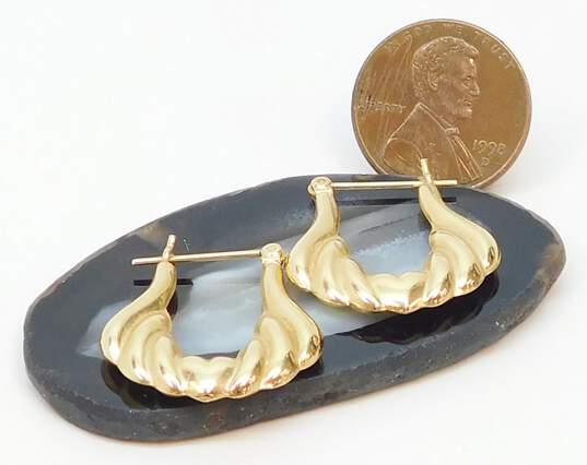 14K Yellow Gold Heart Shrimp Hoop Earrings 2.6g image number 4
