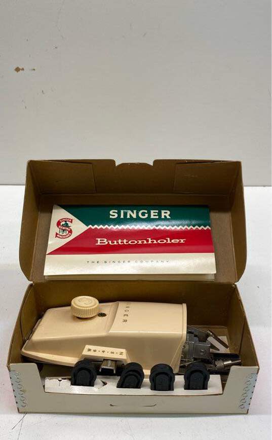 Singer Buttonholer image number 3