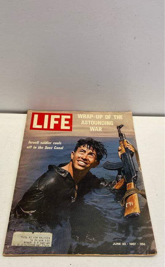 Lot of Vintage LIFE Magazine Issues from the Late 60s image number 7
