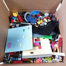 Bulk of Assorted Lego Bulding Blocks alternative image
