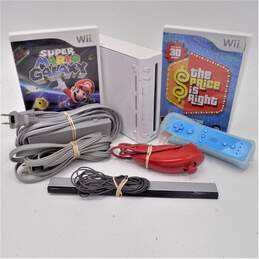 Nintendo Wii W/ 1 Controller and 2 Games