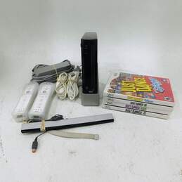 Nintendo Wii W/4 Games +2 controllers +stand