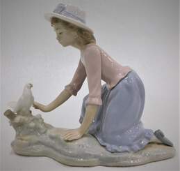 Vintage Lladro Nao Girl Kneeling W/ Dove Figurine alternative image