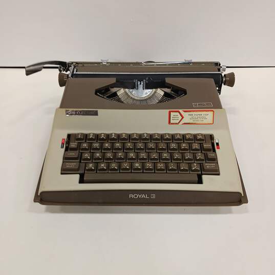 Royal Vintage Typewriter In Case image number 3
