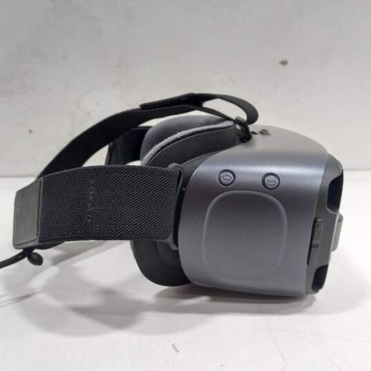 Samsung Gear VR Headset w/ Controller image number 3