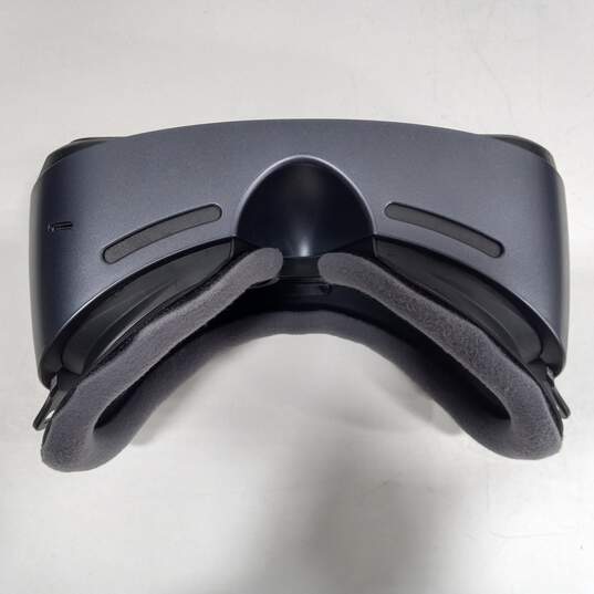 Samsung Gear VR w/ Controller In Box image number 8