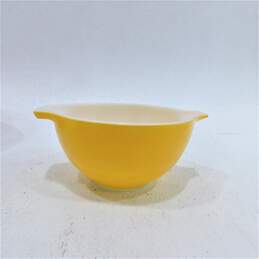 Vintage Pyrex Yellow 1.5 Qt. Refrigerator Dish & Lid w/ Red & Yellow Bowls alternative image