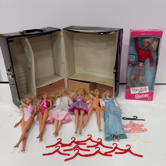 Vintage Bundle of Six Barbie Dolls with Carry Case image number 1