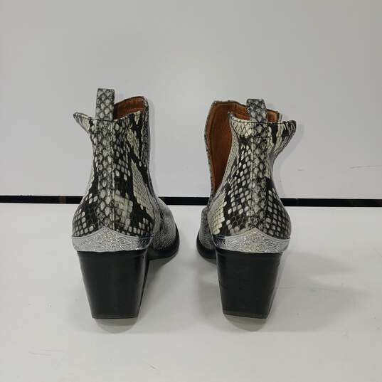 Jeffrey Campbell Cromwell Women's Snake Patterned Ankle Size 8.5 Boots image number 3
