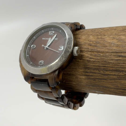 Designer Michael Kors Silver-Tone Tortoise Acrylic Analog Quartz Wristwatch image number 1
