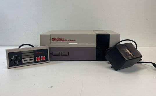 Nintendo Entertainment System NES Console w/ Accessories- Gray image number 1
