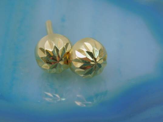 Romantic 18k Yellow Gold Floral Etched Stud Earrings 1.1g image number 2