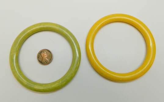 VNTG Opaque Custard & Creamed Spinach Bakelite Bangle Bracelets image number 5