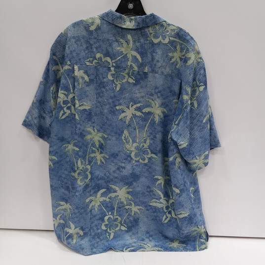 Men's Tommy Bahama Button Down Shirt Size Medium w/ Palm Tree image number 2