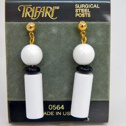 Vintage Trifari Red White & Blue Beaded Necklaces White Beaded Earrings & White Mod Flower 108.3g alternative image