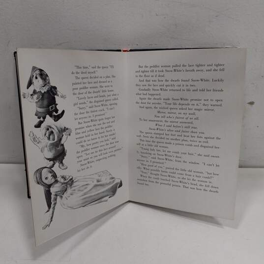 Golden Press Snow-White Hardcover Book image number 5