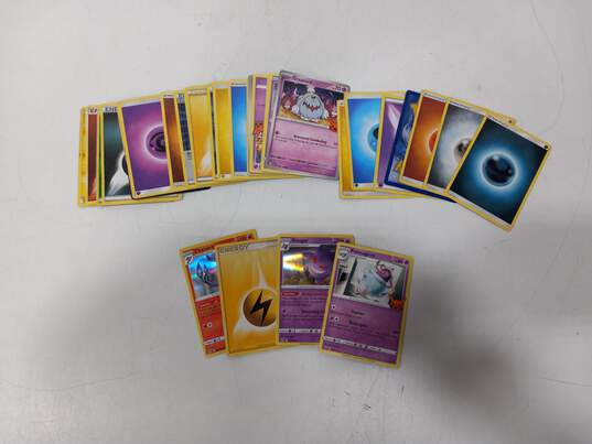 32pc Bundle of Assorted Pokémon Trading Cards image number 1