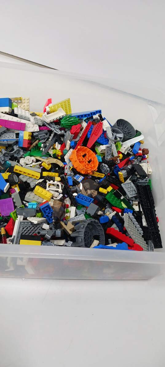 9.5 lbs of Assorted Lego Pieces image number 4