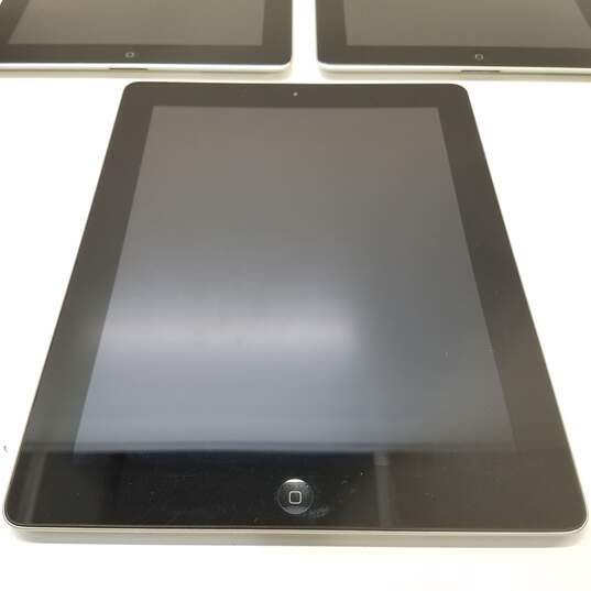 Apple iPad 2 (A1395) - LOCKED - Lot of 3 image number 2