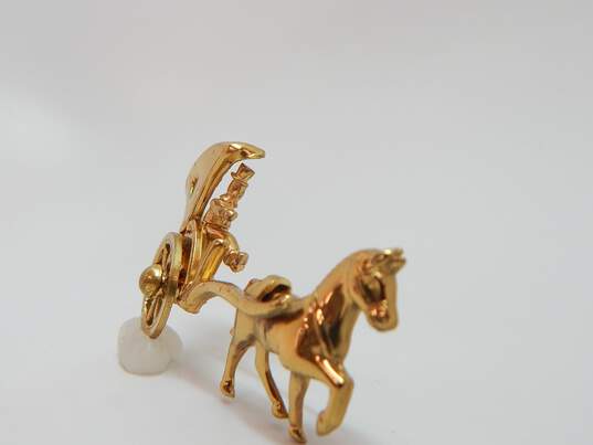 Vintage Coro Gold Tone Honeymoon Heart Cut Out Carriage Buggy Coach & Horse Brooch 10.6g image number 5