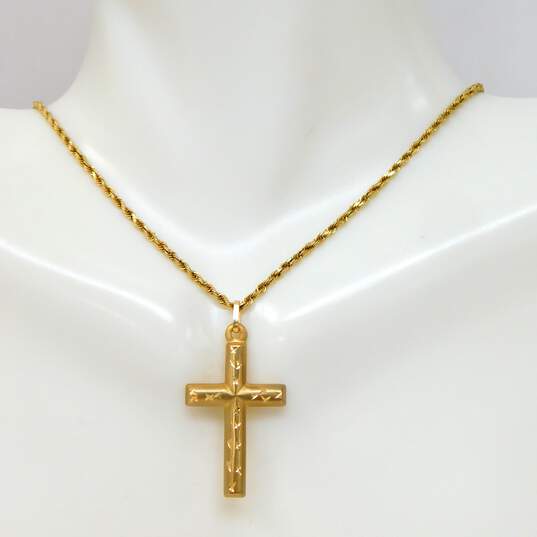 14K Yellow Gold Etched Cross Pendant On Rope Chain Necklace 4.9g image number 2