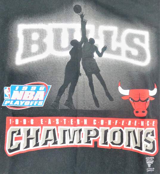 Vintage 1996 Playoffs Eastern Conference Champs Chicago Bulls T-Shirt Size Unisex Medium Lee Sport image number 2