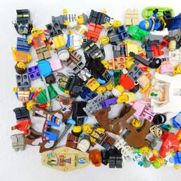 9.7 Oz. Miscellaneous LEGO Minifigures Bulk Lot alternative image