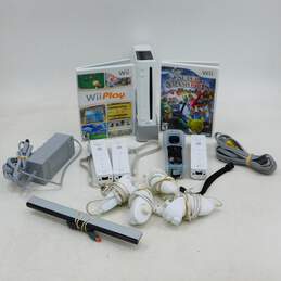 Nintendo Wii w/ 4 Controllers Super Smash Bros
