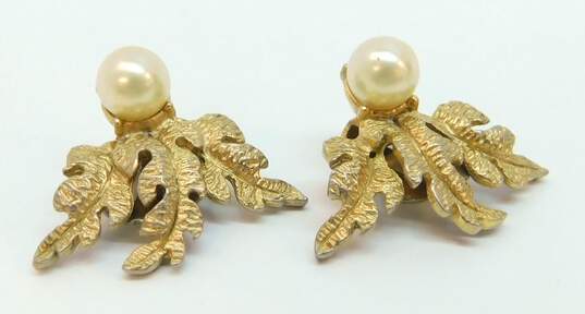 VNTG Mid Century Gold Tone Faux Pearl Jewelry image number 3