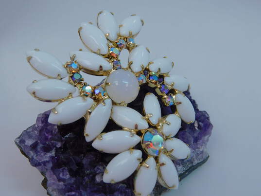 Vintage Gold Tone Aurora Borealis & White Costume Jewelry 90.0g image number 4